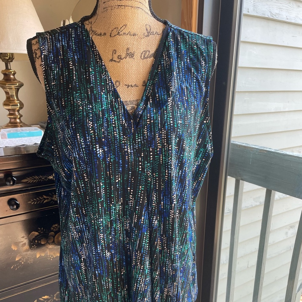 Dana Buchman sleeveless Vneck XL…NWOT